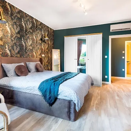 The Gallery - La Mer 5 *